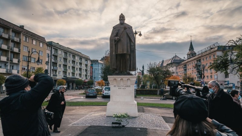 Szűk körben avatták fel Bethlen Gábor szobrát Marosvásárhelyen