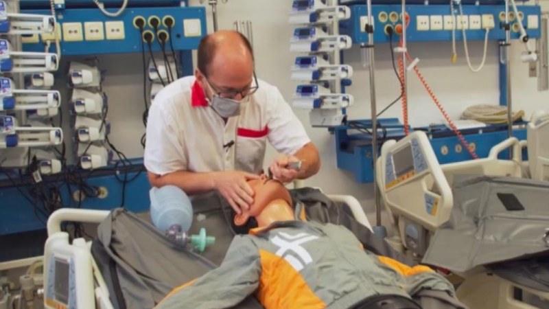 Egy orvos bemutatta, hogyan kötik lélegeztetőgépre a beteget (VIDEÓ)