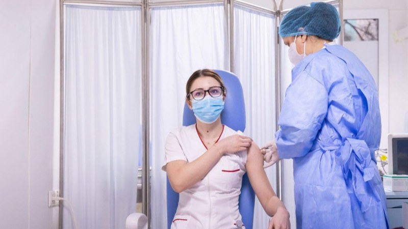 Közel ezer egészségügyi dolgozót oltottak be tegnap
