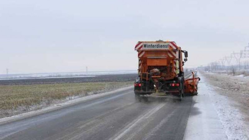 A CNAIR 657 munkagéppel szállt ki az ország útjaira, közel 4200 tonna csúszásgátló anyagot szórt ki