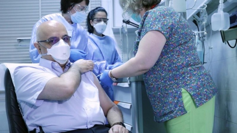 Raed Arafat is megkapta a COVID-19 elleni oltást