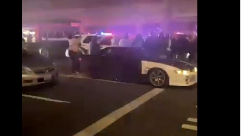 Döbbenetes videó: elmenekültek a rendőrök Amerikában, amikor körbevették az autójukat
