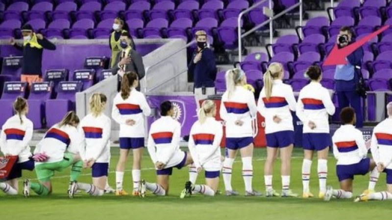 Össztűz zúdul négy amerikai női focistára, mert nem voltak hajlandóak letérdelni