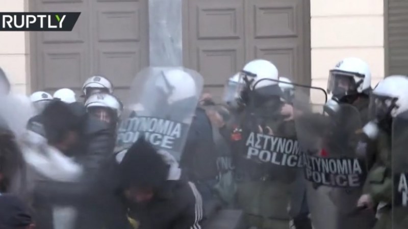 Összecsaptak a rendőrökkel a görög baloldaliak, akik egy bérgyilkos mellett tüntettek