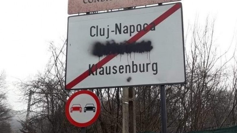 Megrongált kolozsvári helységnévtábla: feljelentést tesz az Erdélyi Magyar Szövetség