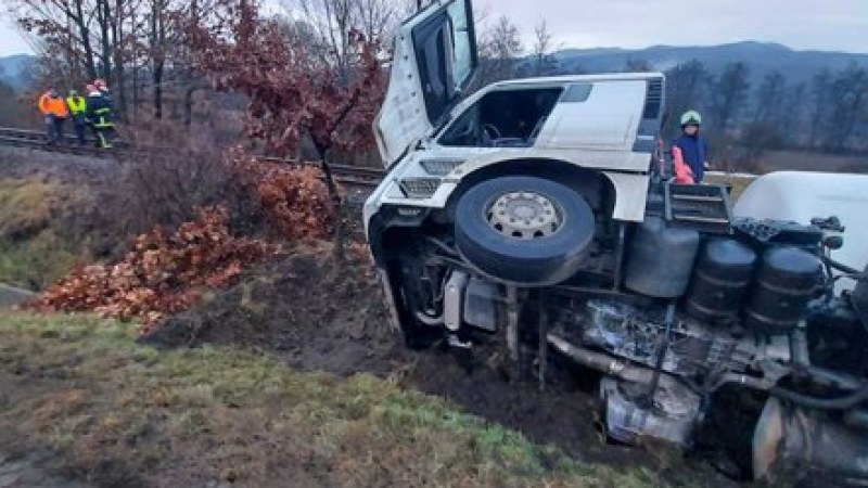 Üzemanyaggal teli tartálykocsi borult fel a Maros megyei Sóvárad mellett