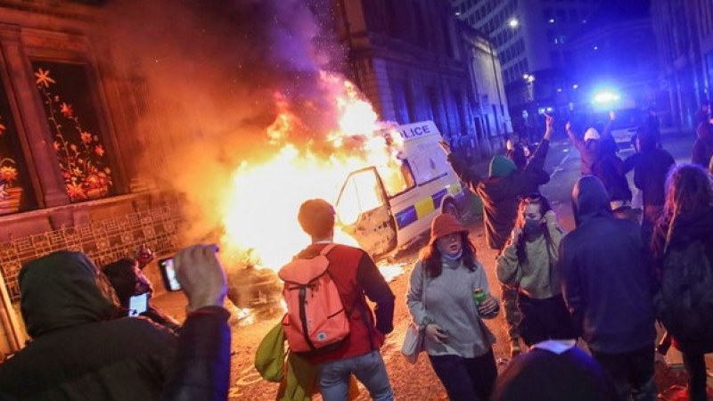 Súlyos zavargások törtek ki az angliai Bristolban + videók