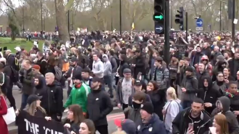 Tízezrek tüntetnek Londonban a lezárások ellen