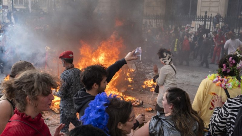 Farsang Marseille-ban – tízezres tömeget oszlatott a francia rendőrség + videók