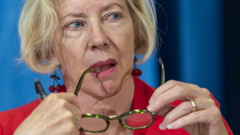 Osztrák képviselő: az EMA vezetője a Pfizer, AstraZeneca, Novartis, J&J lobbistája volt + videó