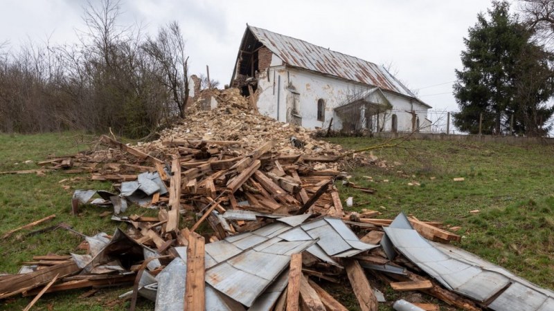 Leomlott az erdélyi Tacs református templomának tornya