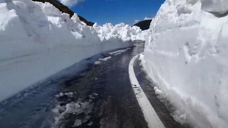 Tisztítják a Transzfogarasi utat, sok helyen 6 méter vastag a hó + videó