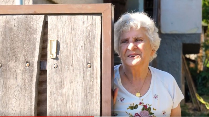 Csepel teherautóról, szerenáddal köszöntötték a 84 éves Wittner Máriát + VIDEÓ