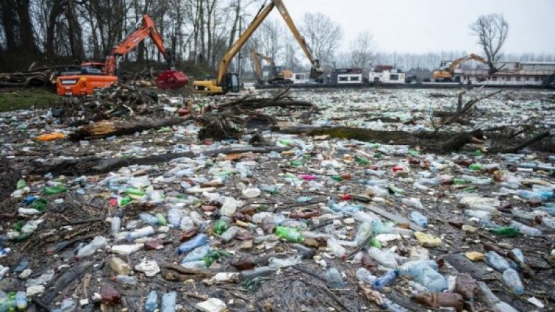 Szemétgyűjtő gátakat szerelnek fel a határ menti folyókon