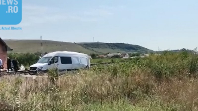 Vonattal ütközött egy kisbusz Kolozs megyében, nyolcan megsérültek