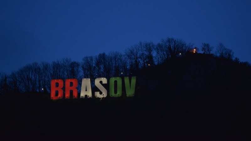 Piros-fehér-zöld megvilágítás a brassói városházán