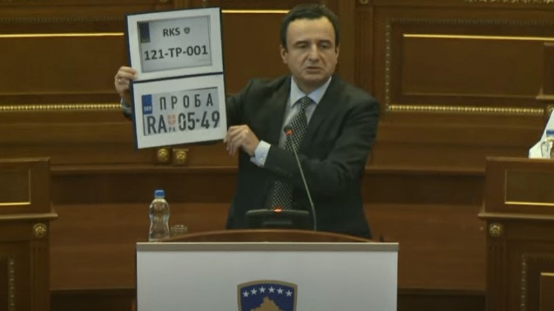 A koszovói hatóságok leszedetik a szerb rendszámtáblákat belépéskor az országba