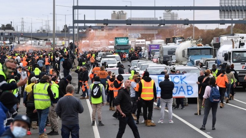 A kényszeroltások miatt a feldühödött tömeg leállította az autópályák forgalmát