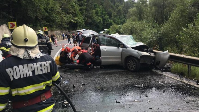 Maros megye: kisbusszal ütközött egy személyautó, tizenhárman megsérültek