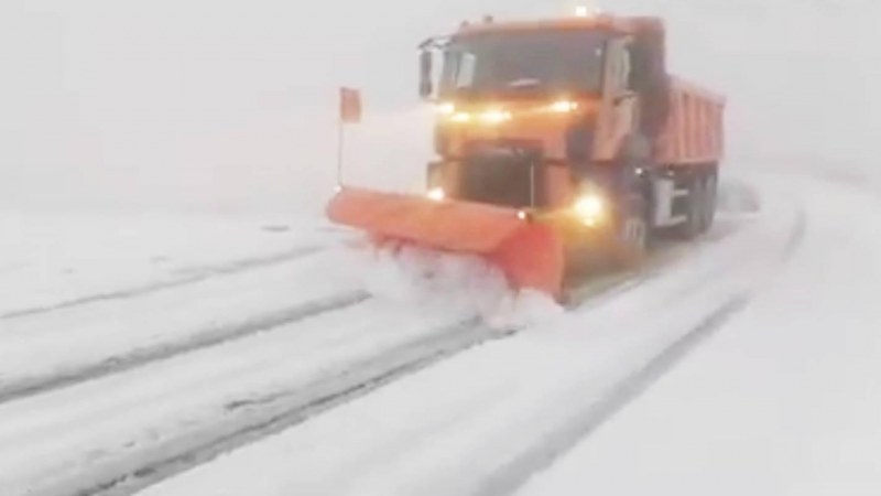 Tíz centiméteres a hóréteg a Transzfogarason, hókotrókkal teszik járhatóvá az utat + videó