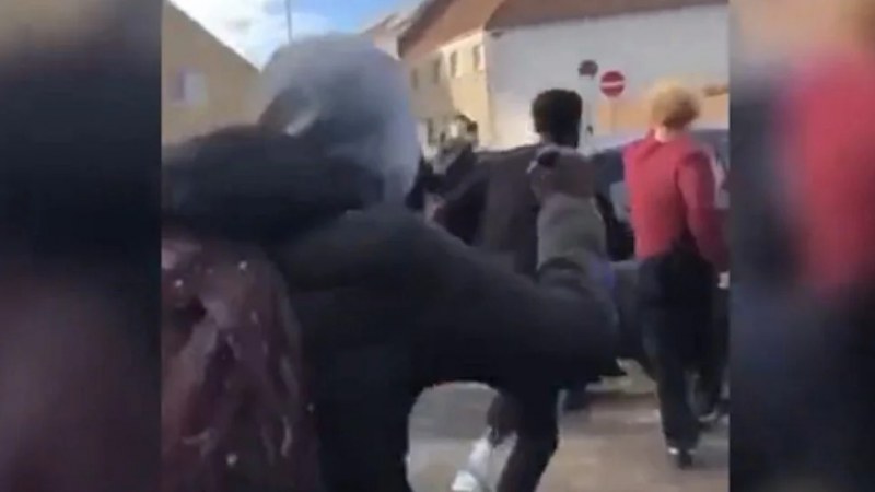 Belgiumban fényes nappal a nyílt utcán majdnem meglincseltek egy fehér fiatalt a migránsok