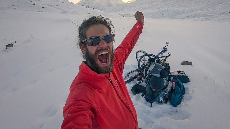 Biciklivel közelíti meg a Kilimandzsáró csúcsát Zichó Viktor