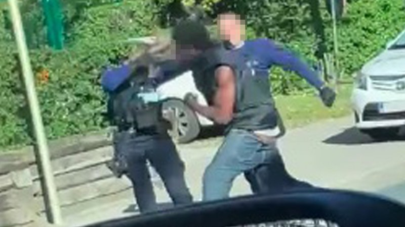 Igazoltatni akarták a migránst, aki ezután rátámadt a rendőrökre + videó