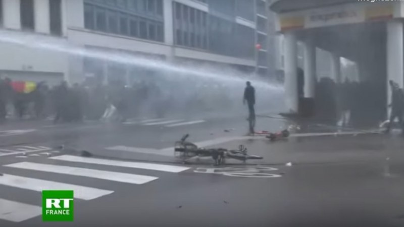 Utcai harcok Brüsszelben a kényszeroltás elleni tiltakozáson + videók