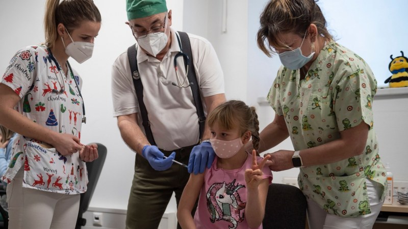 Holnap megkezdik az erdélyi magyar gyerekek oltását a Pfizer kísérleti szerével, amitől óva int a világ egyik legjelentősebb virológusa thumbnail