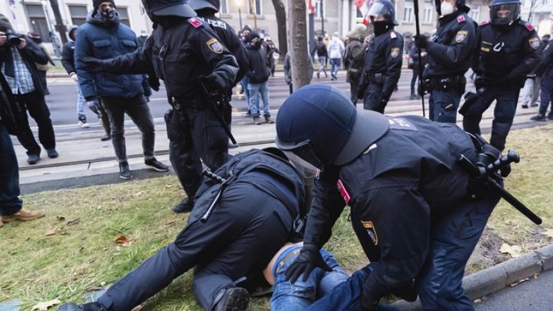 Embervadászokat alkalmaz Linz, hogy elkapják azokat, akik nincsenek beoltva