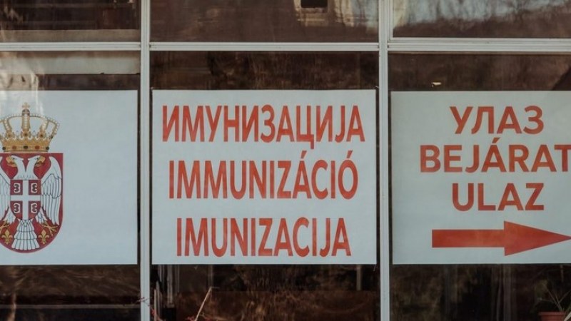 Szerbiában már a negyedik oltásra készülnek
