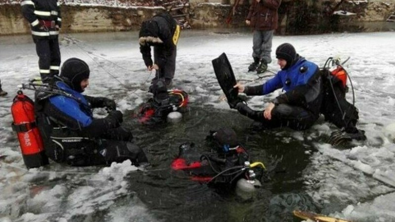 Brassó megye: jeges tóba fulladt egy 14 éves fiú