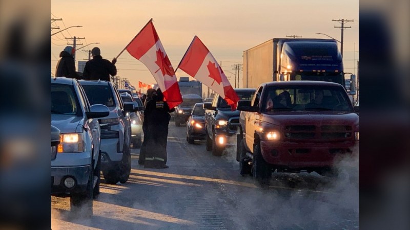 Teherautósok tízezrei indultak Ottawába, hogy tiltakozzanak a kötelező oltás ellen + videó