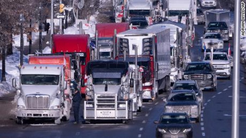 Blokkolják a kanadai kamionosok tüntetésének támogatására beérkező adományokat