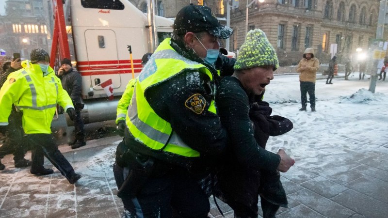 Friss hírek Kanadából: minden tüntető kamionost letartóztatnak Ottawában