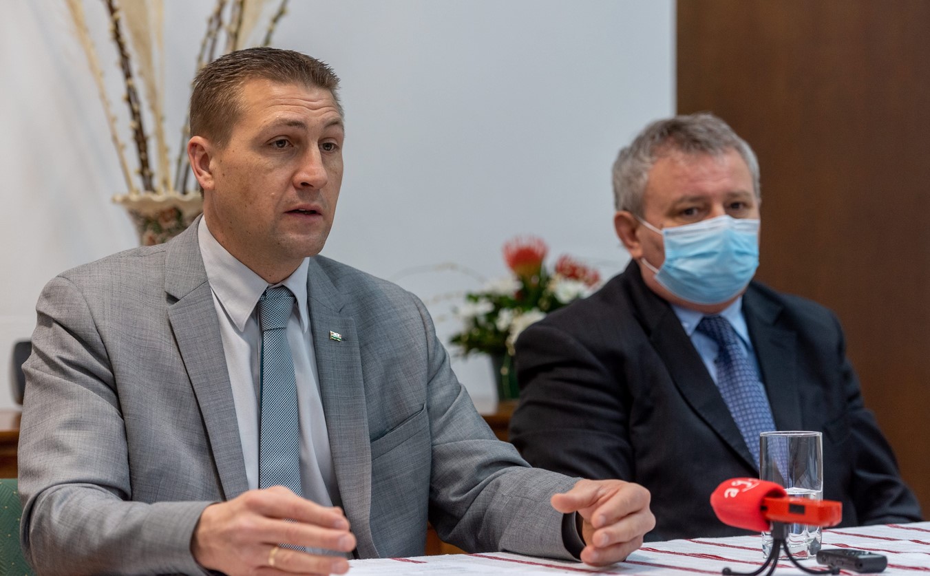 Nagy Attila, a Nemzeti Választási Iroda elnöke (b) és Mile Lajos főkonzul – Fotó: MTI/Kiss Gábor